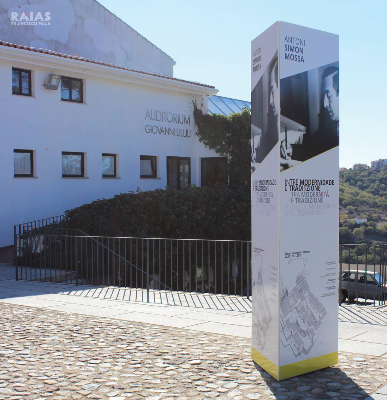 Totem nel piazzale antistante al Museo del Costume di Nùoro